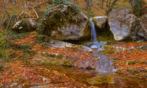 山の川の上の小さな滝を — ストック写真