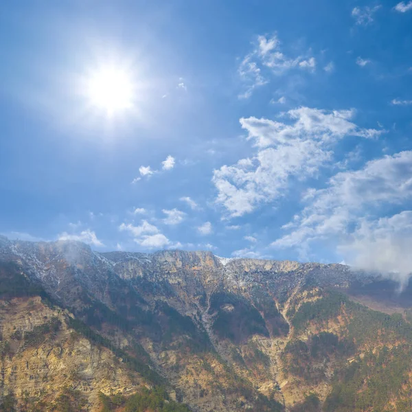 Altopiano Montagna Con Foresta Sotto Sole Scintillante — Foto Stock