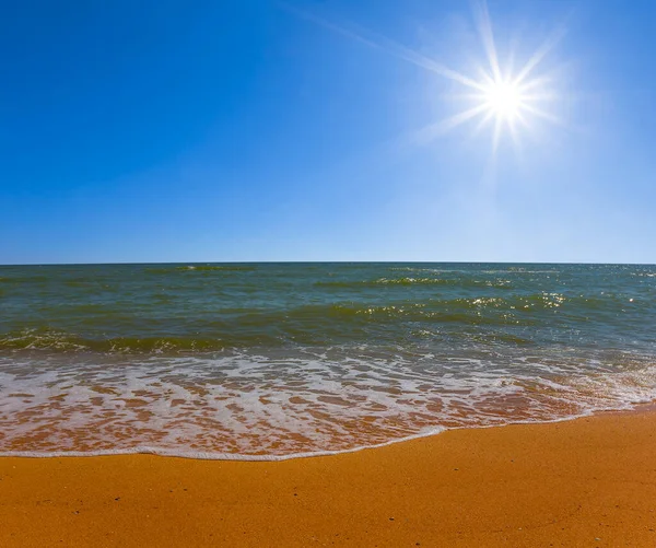 Sıcak Yaz Güneşli Bir Günde Kumlu Deniz Plajı — Stok fotoğraf