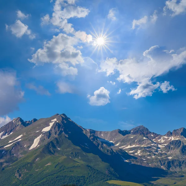 Grön Bergskam Sommaren Solig Dag — Stockfoto