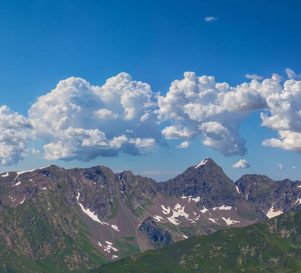 Cresta Montaña Verde Bajo Nubes Cúmulos —  Fotos de Stock