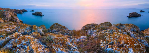 Огромные Камни Морском Побережье Сумерках Морской Пейзаж Заката — стоковое фото