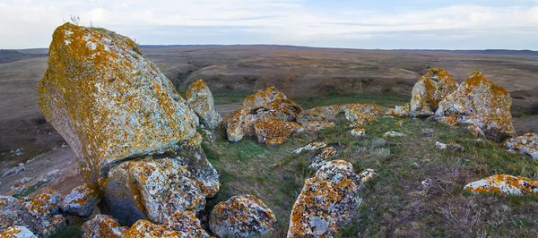 Hügel Mit Steinen Inmitten Grüner Prärie — Stockfoto