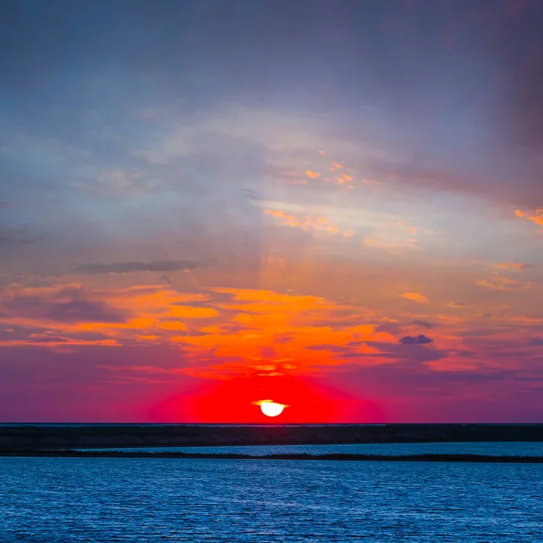 Dramatický Západ Slunce Nad Klidným Jezerem Přírodní Večerní Krajina — Stock fotografie