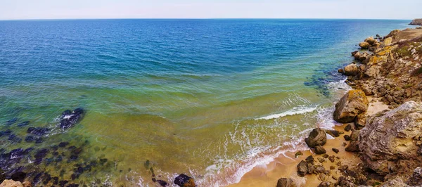 Szmaragdowa Zatoka Morska Skalistym Wybrzeżem Widok Klifu Zatoki Morskiej — Zdjęcie stockowe