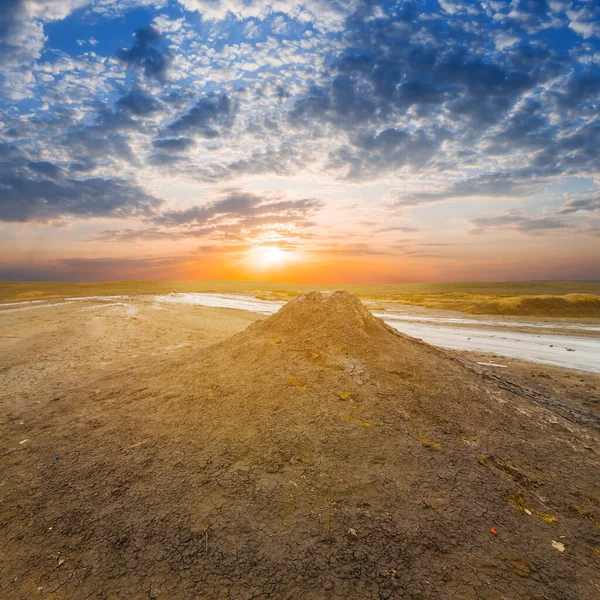 Droog Gebarsten Zoute Land Bij Dramatische Zonsondergang — Stockfoto