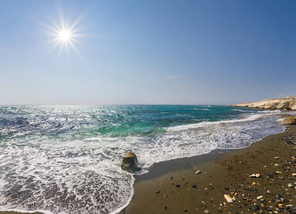 Steinige Smaragdgrüne Meeresküste Bei Sonnigem Tag — Stockfoto