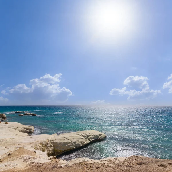 Steinige Smaragdgrüne Meeresküste Bei Sonnigem Tag — Stockfoto