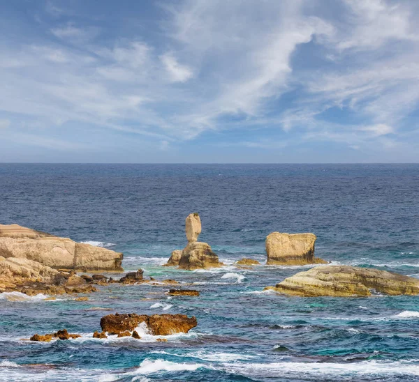 Montón Enormes Piedras Encuentran Costa Del Mar —  Fotos de Stock