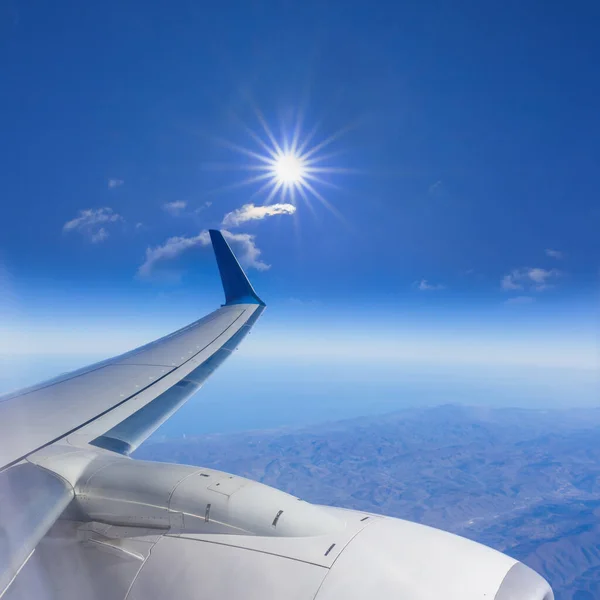 Vista Dal Finestrino Dell Aeroplano Sorvolando Dense Nuvole Nella Giornata — Foto Stock