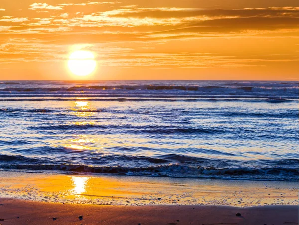 Breiter Sandstrand Sonnenuntergang Natürliche Sommerferienszene Meer — Stockfoto