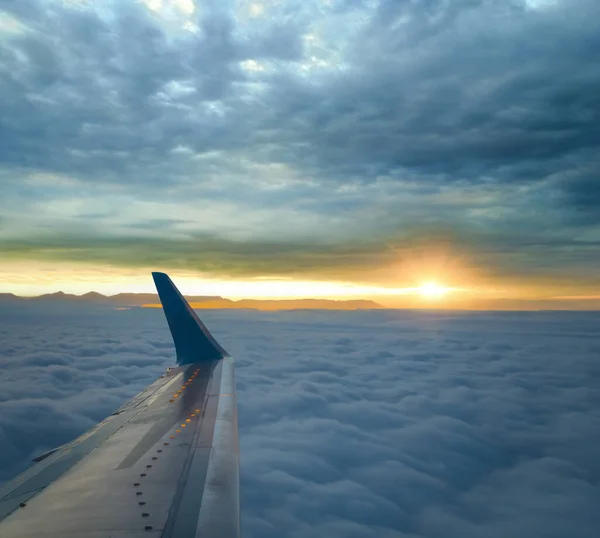 Kilátás Repülőgép Ablak Felett Repülő Sűrű Felhők Napfelkeltekor Stock Kép