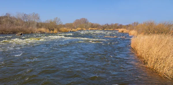 Fluss Rauscht Strahlenden Frühlingstagen Zwischen Steinigen Küsten — Stockfoto