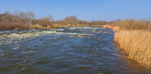 Fiume Che Scorre Veloce Tra Costa Pietrosa Giorno Primavera Lucente — Foto Stock