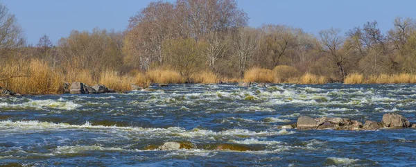 Fluss Rauscht Strahlenden Frühlingstagen Zwischen Steinigen Küsten — Stockfoto