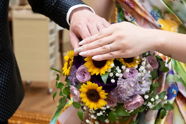 Жених Невеста Держатся Руки — стоковое фото