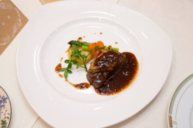 Sade sığır filetosu ve mantar soslu kaz ciğeri.