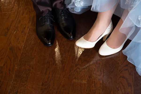 Gelin ve damadın giydiği ayakkabılar için bir fotokopi alanı var.