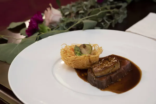 Sade sığır filetosu ve mantar soslu kaz ciğeri.