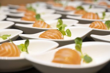 Somon balığına sarılmış peynir.