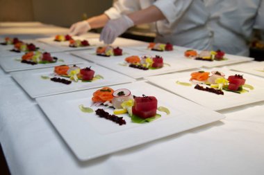 Sashimi servis etmeye hazırlanıyorum.