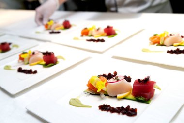 Sashimi 'yi düzenleyen aşçı.