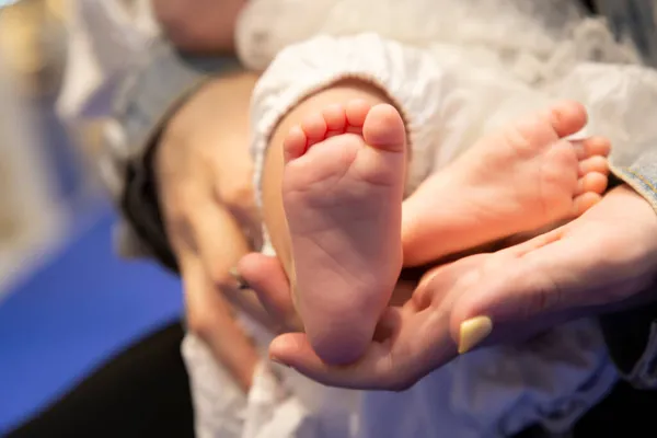 Akachan 'ın sağ ayağı ve annemin eli.