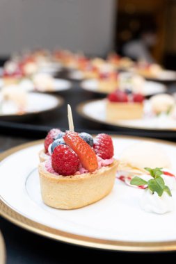 Çilekli turta ve vanilyalı dondurma çok lezzetli görünüyor.