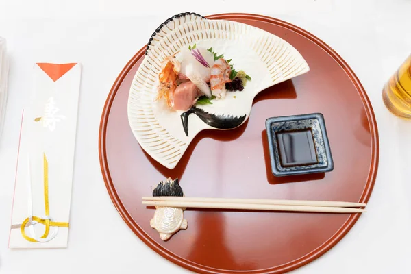 Sashimi Sitzt Auf Einem Teller Kranform Und Einem Essstäbchenhalter Mit — Stockfoto