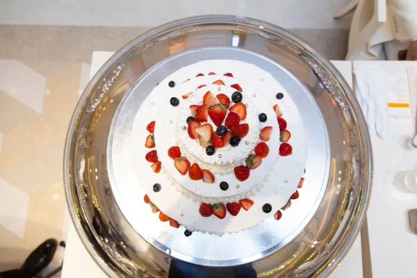 Клубничный Черничный Трехъярусный Свадебный Торт — стоковое фото