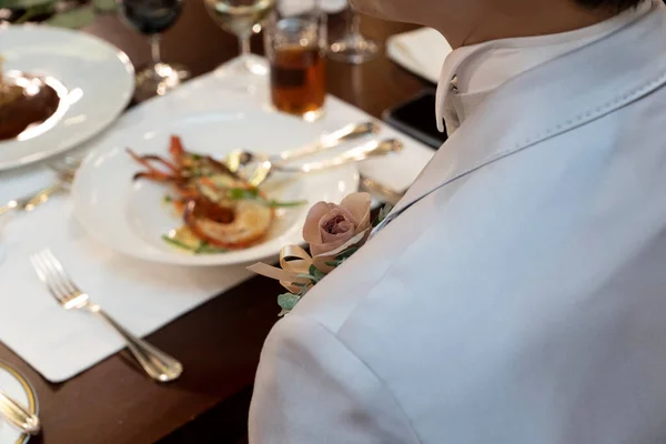 Boutonnire ve karides damadın omzunda.