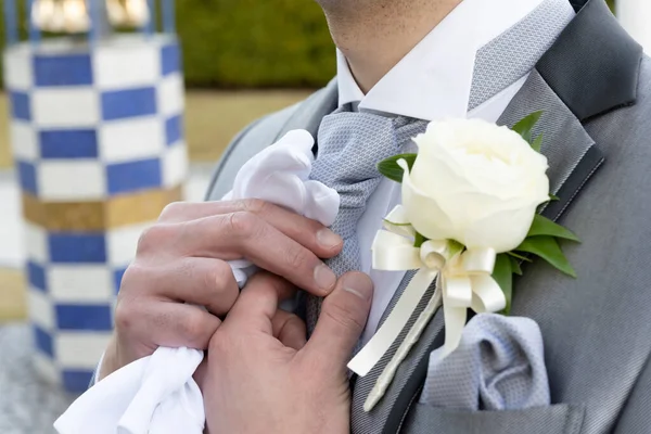 Novio Está Arreglando Corbata Afuera — Foto de Stock