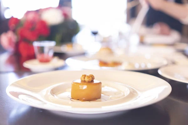 Tatlının arkasında bir sürü yiyecek var.