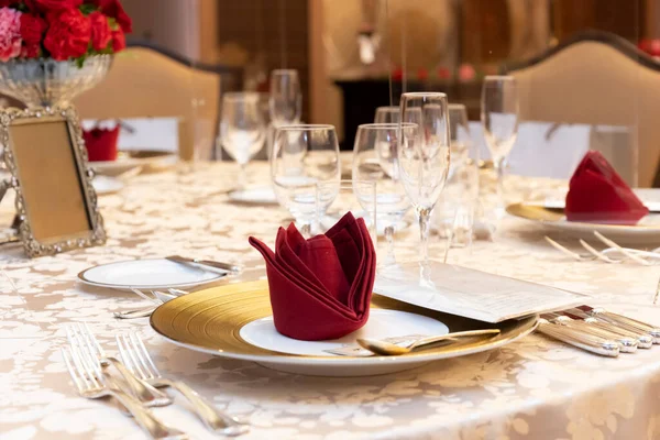 Düğün masası lüks otel versiyonunu ayarlıyor