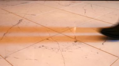 Damadın ayakları kilisenin mp4 'ünde yavaşça yürüyor.