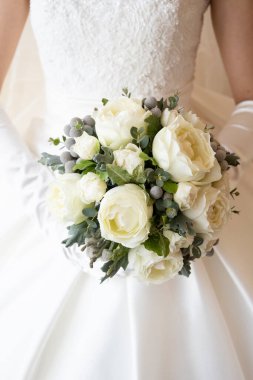 Gelin ve buket beyaz elbiseli