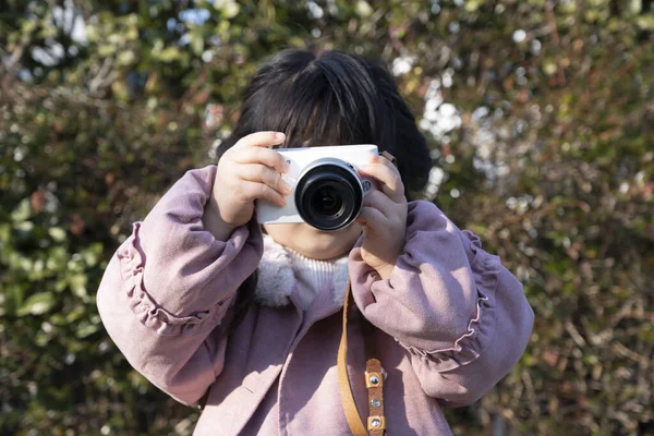 Little Girl Holding Camera — Fotografia de Stock