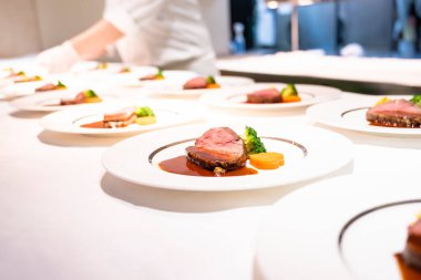 Bir sürü sotelenmiş biftek filetosu.