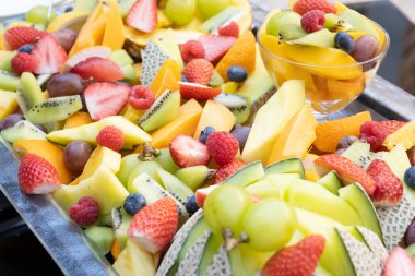 Çeşit çeşit çilek, kavun, kivi ve mango.