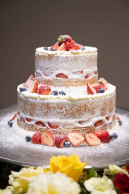 Düğün pastası düğün resepsiyonunda kullanılır.