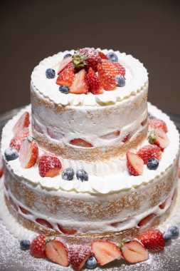 Düğün pastası düğün resepsiyonunda kullanılır.