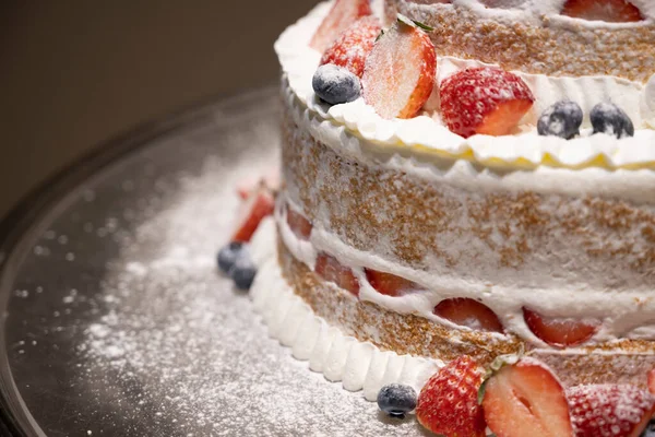 Düğün pastası düğün resepsiyonunda kullanılır.