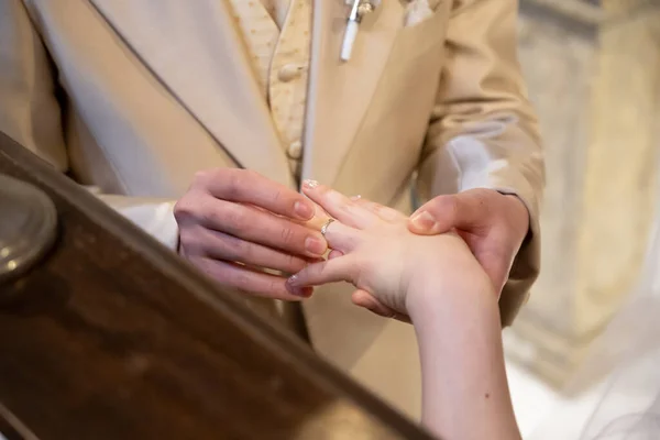 Brudgummen Bär Ring Brudens Ringfinger — Stockfoto