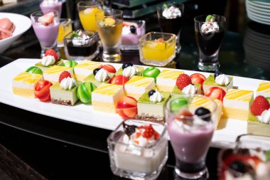 Düğün salonunda renkli bir tatlı büfesi.