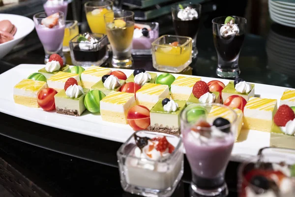 Düğün salonunda renkli bir tatlı büfesi.