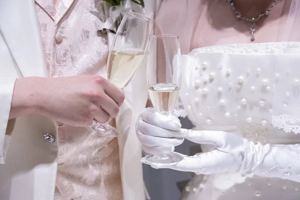 Gelin ve damat kadeh kaldırıyor.