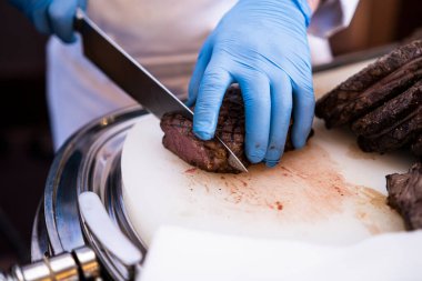 Aşçı et filetosunu bir porsiyon halinde keser.