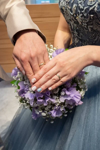 Menyasszony Vőlegény Gyűrűje Előtt Vágott Csokor — Stock Fotó