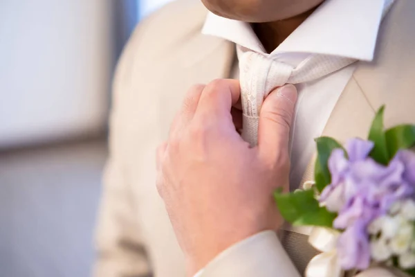 Górę Ręki Człowieka Który Naprawia Krawat — Zdjęcie stockowe