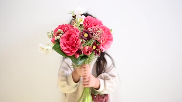 Mała Dziewczynka Daje Różowy Kwiat — Wideo stockowe